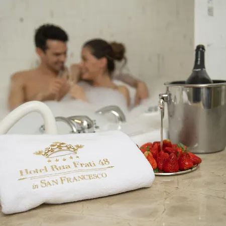 Rua Frati 48 In San Francesco Otel 5*