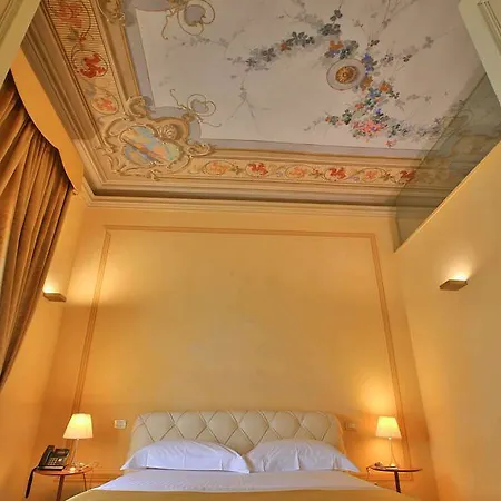 Rua Frati 48 In San Francesco Otel 5*